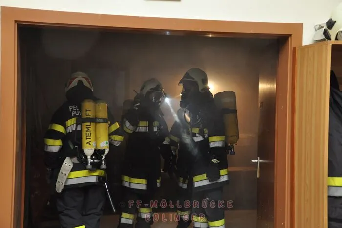 Zehn Kameraden sollten versuchen das Inventar zu retten.