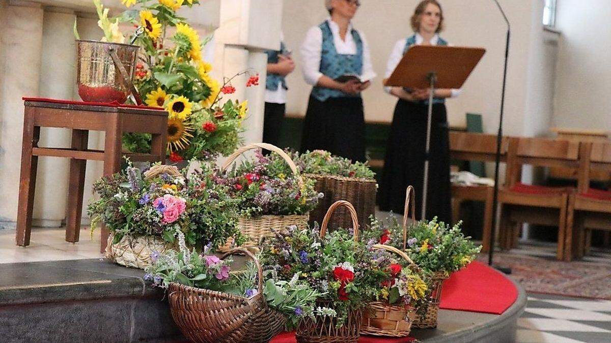 Kräutersegnung mit Kräuterbüschel in der Pfarre Feldkirchen