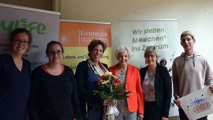 Rosi Schöffmann (Mädchenzentrum Klagenfurt), Manuela Wresnik (MyLife Feldkirchen), Vortragende Caroline von Korff sowie Monika Schmon und Anna Sommer vom "Lichtblick" und Michael Kröndl ("Arche") (von links)