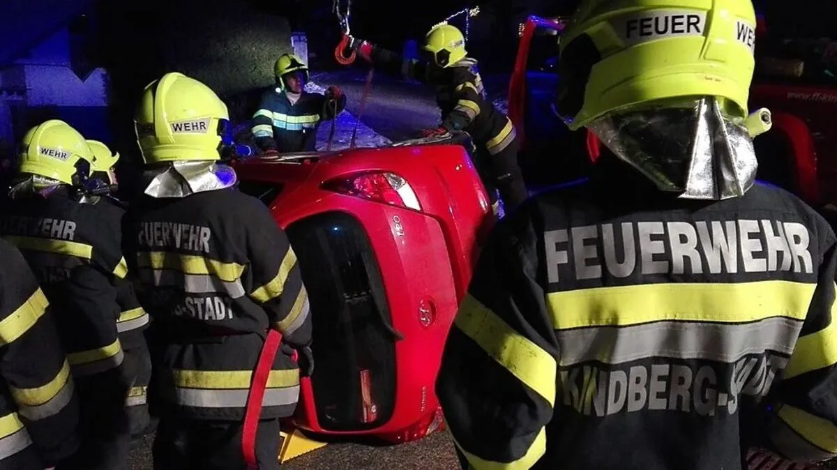 Der Lenker des roten Pkw konnte sein Fahrzeug nicht mehr auf der Fahrbahn halten