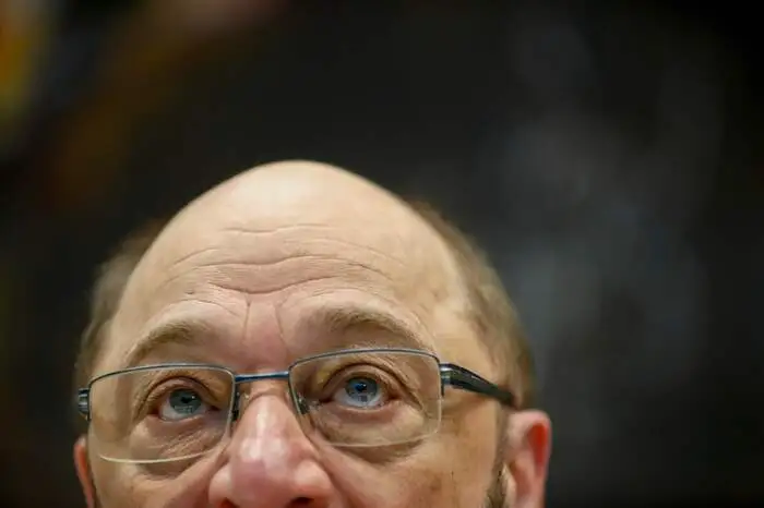 Haarausfall ist meist erblich bedingt. Geheimratsecken, lichtes Haar oder eine Art Tonsur: Viele Männer müssen lernen, damit zu leben, vielleicht ähnlich wie Frauen, die grau werden. SPD-Chef Martin Schulz versuchte es im Wahlkampf (vergeblich) mit trotzigen Worten: "Kann in Deutschland einer mit Bart, Glatze und ohne Abitur Bundeskanzler werden? Ja."  