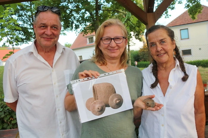 Grabungsleiter Wolfgang Neubauer und Fundverwalterin Monika Winter mit Maria Luise Berghold (Mitte) und ihrem aufregenden Fund.