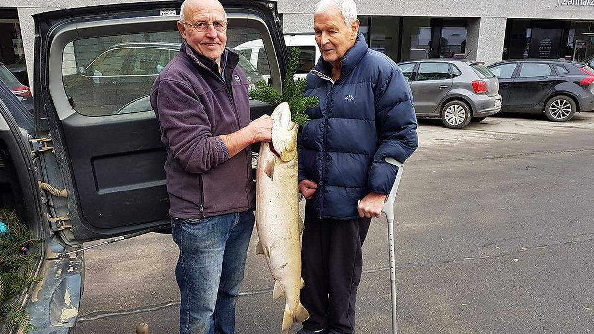 Stolz präsentiert Hubert Matschnig mit Karl Unterweger, dem Revierbesitzer, seinen gestrigen Fang 	