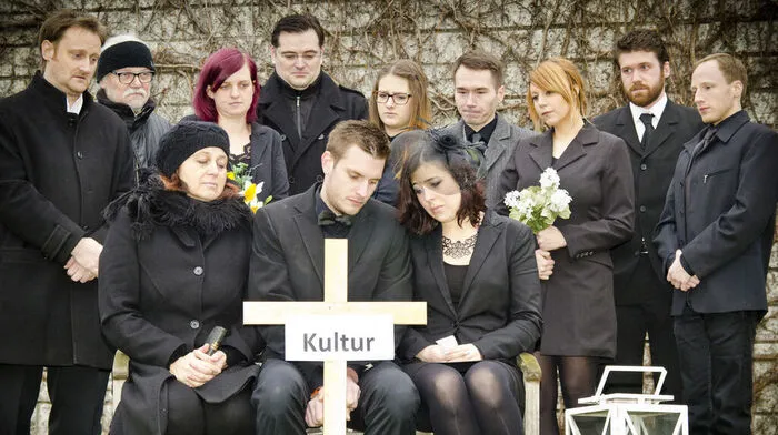 Die Kultur wird kabarettistisch zu Grabe getragen