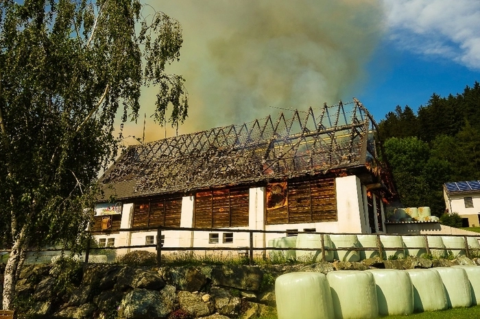 Ein Übergreifen der Flammen auf angrenzende Gebäude konnte verhindert werden.