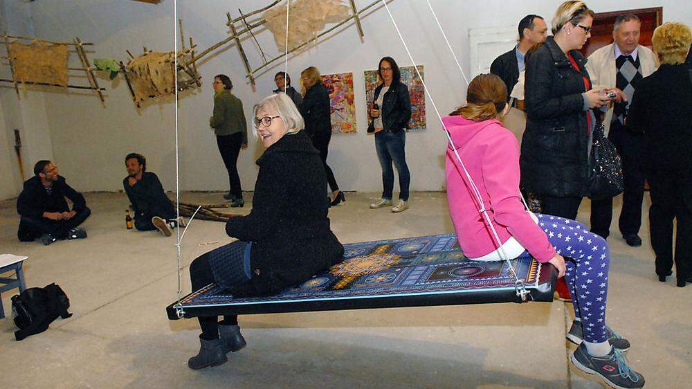 Die Besucher „flogen“ bei der Ausstellungseröffnung am Donnerstag auf dem „Flying carpet“ von Sheida Samy