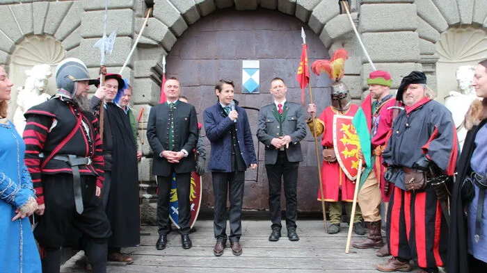 Prinz Emanuel von und zu Liechtenstein öffnete die mächtigen Burgtore.