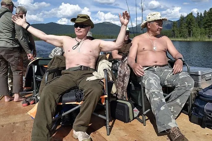 Putin neben seinem Verteidigungsminister Sergej Schoigu beim Sonnenbaden. Bei all dem Posing darf man nicht vergessen: Der russische Staatschef war zu diesem Zeitpunkt schon bald 65 Jahre alt.