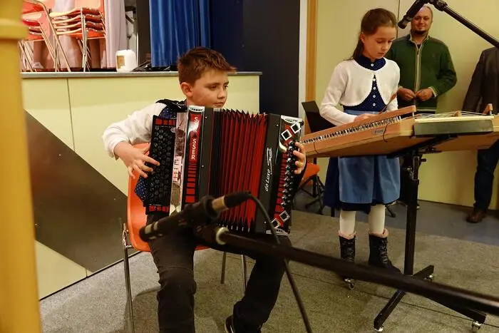 Die jungen Talente überzeugten das Publikum mit weihnachtlichen Melodien auf verschiedenen Instrumenten, begleitet von Gesang.