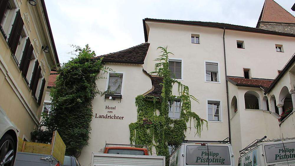 Das „Hotel zum Landrichter“ am Getreidemarkt in Wolfsberg wird derzeit renoviert, innen wird alles neu gestrichen