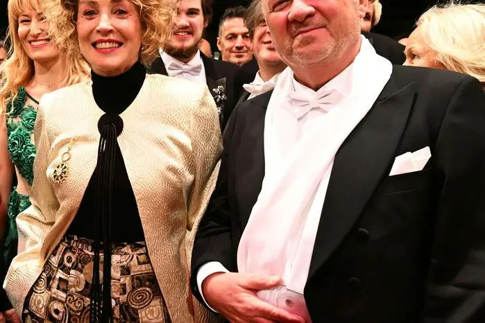Zunächst schien die Stimmung bei Sharon Stone noch gut zu sein, doch kurz nach ihrer Ankunft erlitt sie offenbar eine Panikattacke und verließ den Ball für kurze Zeit wieder.