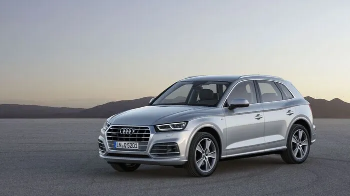 Sagen wir es so – Freunde größer Designrevolutionen werden die Ingolstädter wohl nicht mehr. Aber ja, das ist die zweite Generation des Audi Q5, wie er im ersten Quartal 2017 auf den Markt kommen wird. 4,66 Meter Länge, 1,89 Meter Breite, 1,66 Meter Höhe und 2,82 Meter Radstand – gegenüber dem Vorgängermodell hat der neue Q5 in fast allen Abmessungen zugelegt. Gleichzeitig ist sein Leergewicht je nach Motorisierung um bis zu 90 Kilogramm gesunken.