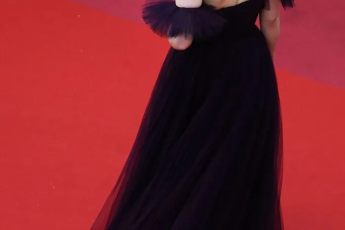 Ganz in Schwarz zeigte sich "Game of Thrones"-Star Emilia Clarke, die ebenso bei "Star Wars" zu sehen ist.