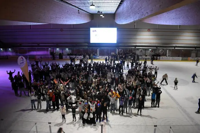 Die mittlerweile zur Tradition gewordene Party auf Eis zog rund 600 Jugendliche in die Weizer Stadthalle und eröffnete feierlich die Eissaison.