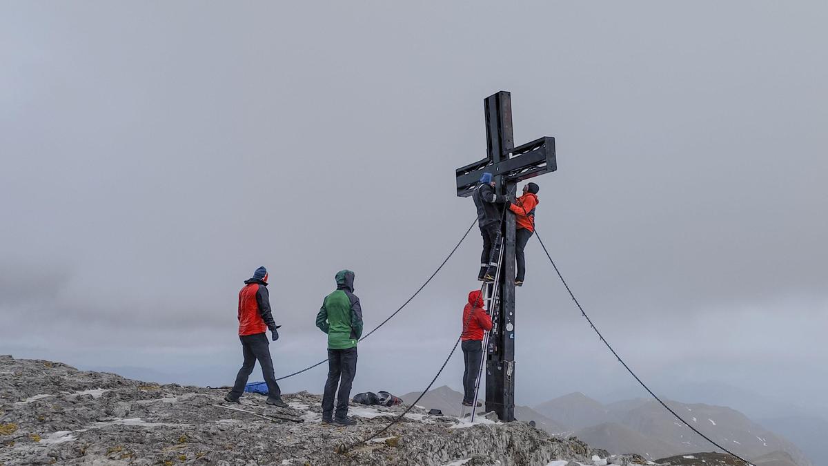 Unter widrigsten Bedingungen brachen Wegewarte und Bergrettung Thörl zur Instandhaltung des Gipfelkreuzes am Hochschwab auf