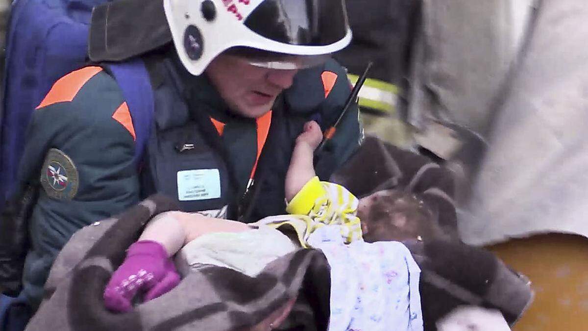 Ein Mädchen konnte lebend aus den Trümmern geholt werden