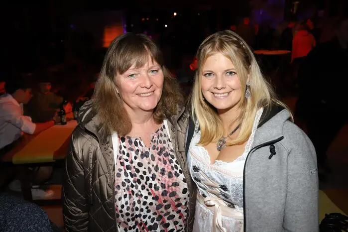 Gesehen wurden u.a. Schlagerstar Melanie Payer mit ihrer Mutter Andrea Schusser,