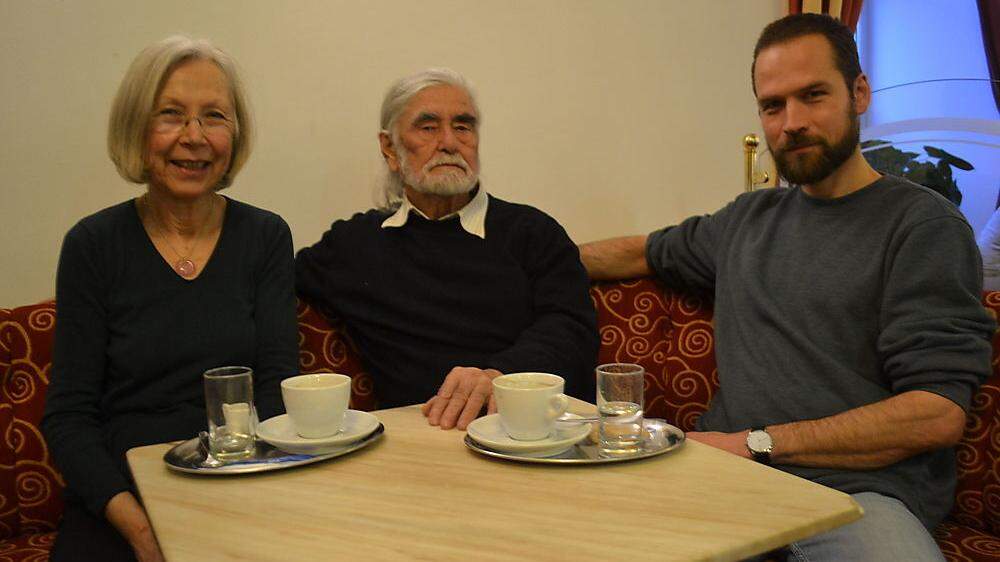 Erich Steiner (rechts) und seine Kollegen drehten eine Kurz-Doku über Jodgor Obid und Renate Steiner