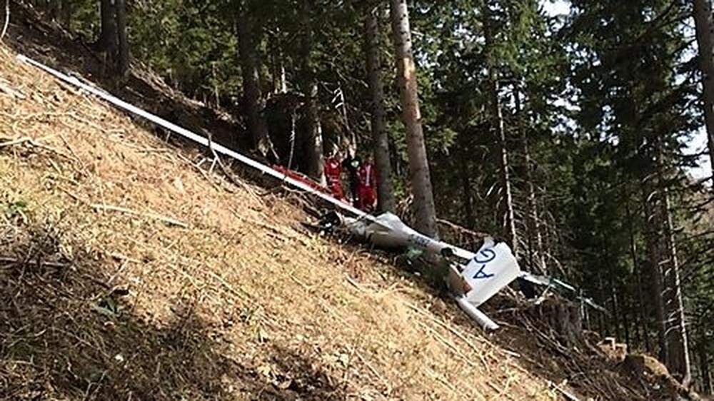 Das Flugzeug stürzte in unwegsames Gelände
