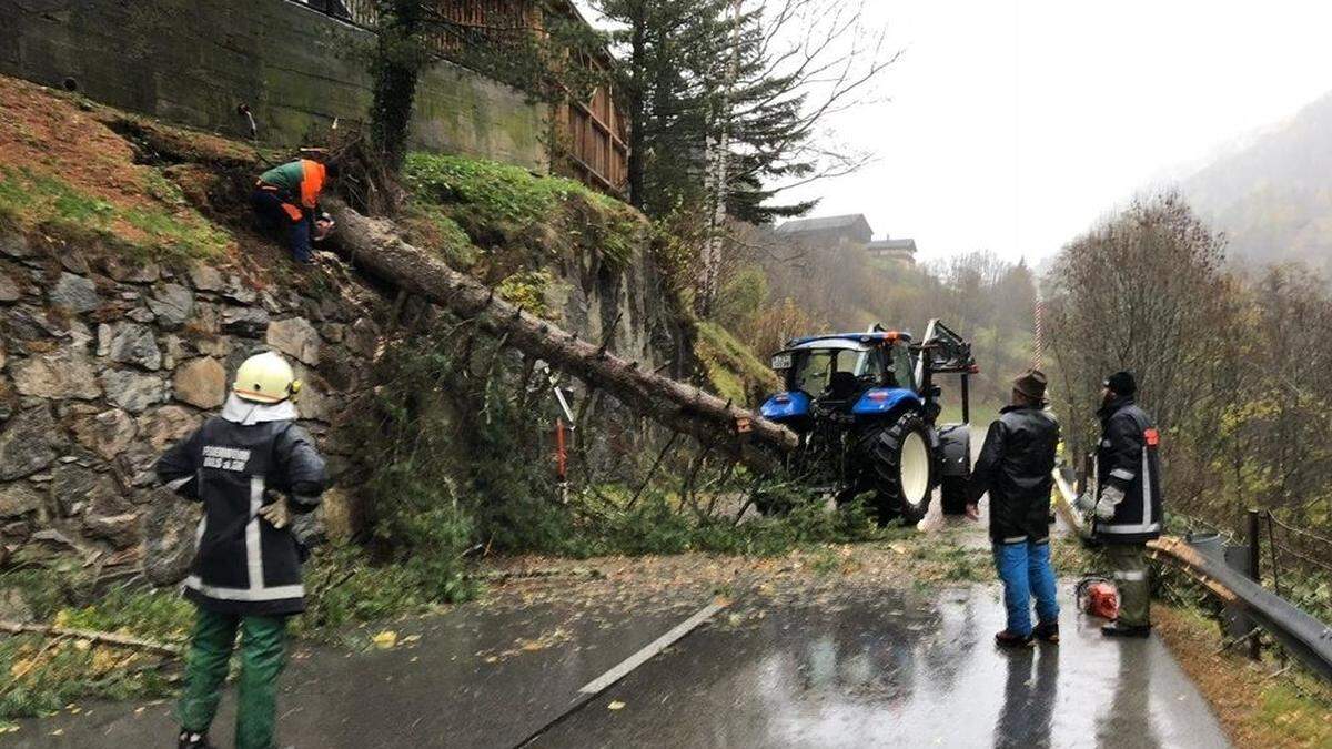 Vielerorts sind Osttirols Feuerwehren damit beschäftigt, Verkehrswege von Windwurf und Murenmaterial zu räumen und abzusichern