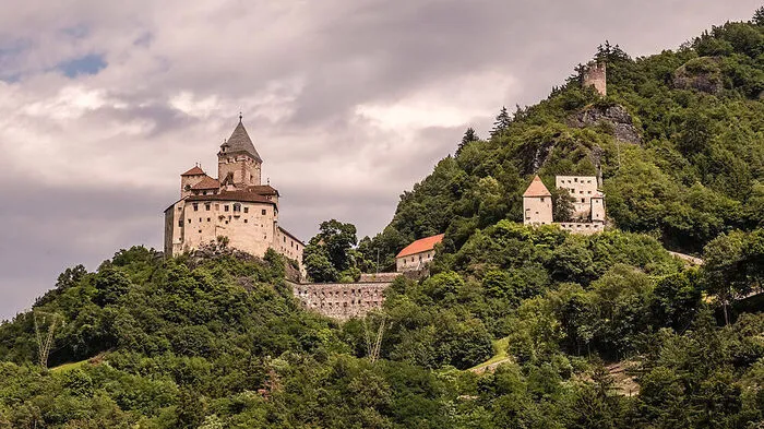 Das mittelalterliche Schloss Juval thront auf einem Hügel am Eingang des Schnalstals. Seit 1983 ist Schloss Juval der Sommerwohnsitz von Bergsteigerlegende Reinhold Messner.
