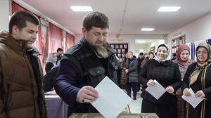 Ramzan Kadyrov, Präsident von Tschetschenien, wirft seinen Stimmzettel in die Wahlurne