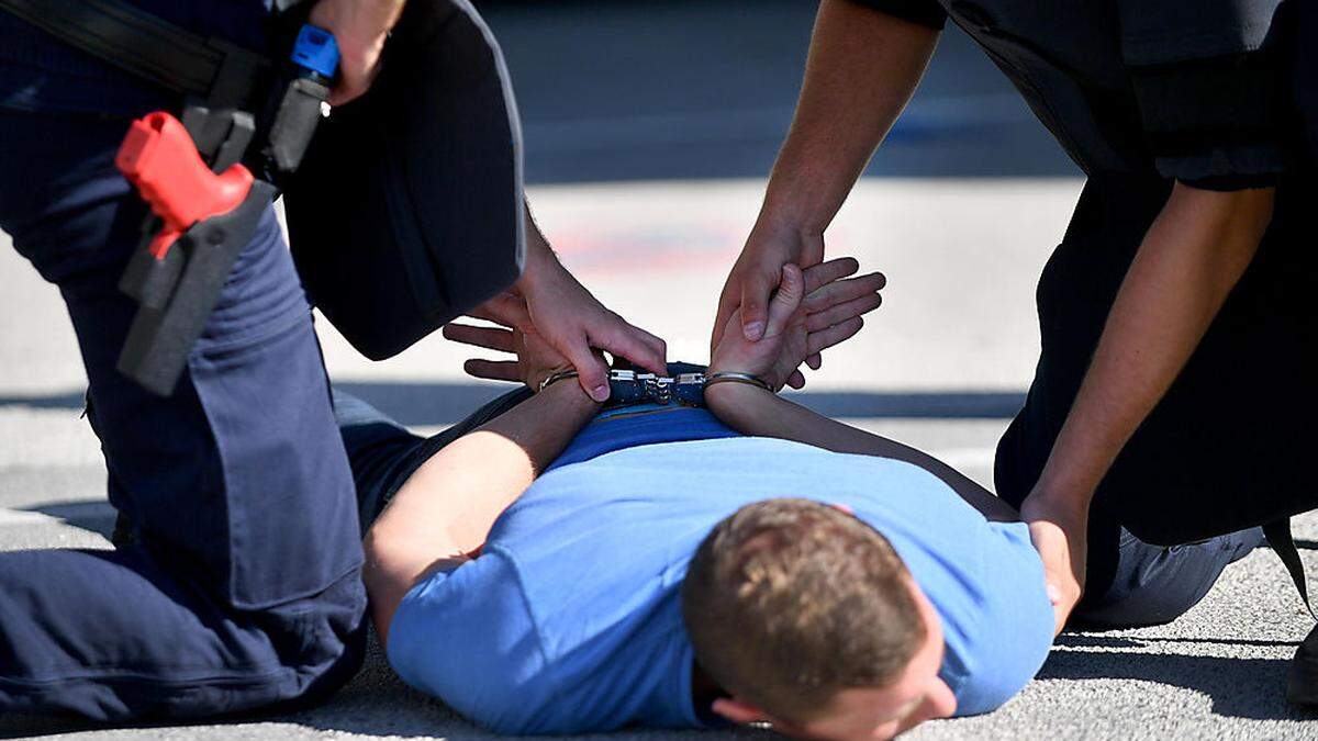 Immer öfter müssen Beamte rigoros durchgreifen. Wie sie bei Angriffen vorgehen, lernen die Polizisten etwa beim Einsatztraining (Archivfoto)