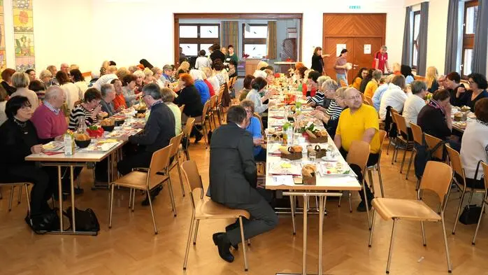 Im Pfarrsaal Zeltweg wurde zu einem Frühstückskabarett geladen. Nach einem ausgiebigen Frühstück wurde ein tolles Kabarett mit Ulrike Brantner und Elke Körbitz alias „Menopausen“ geboten.