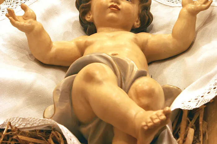 Christus, der Erlöser, er liegt als Säugling in einer Krippe, symbolisch für die einfachen Umstände seiner Geburt. Und doch wird das Kind für die Menschen noch Großes leisten.