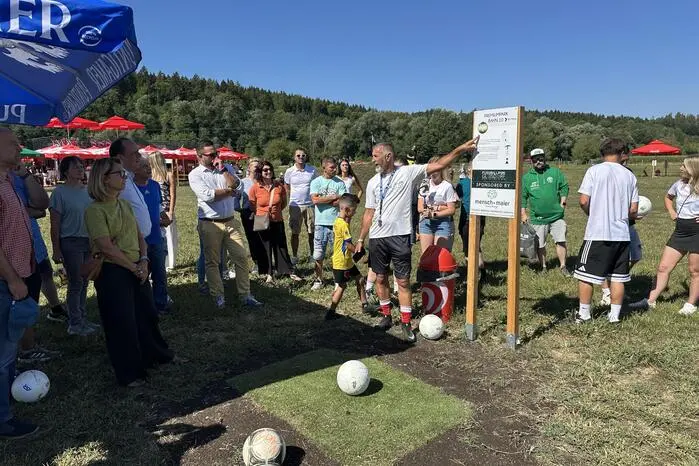 Bei der offiziellen Eröffnungsrunde auf Loch 10 der Premiumbahn ging es dann ordentlich zur Sache. Fußballpark-Chef Edi Glieder trat gegen den Gleisdorfer Bürgermeister und ehemalige Fußball-Weggefährten wie Hannes Reinmayr, Pepi Schicklgruber, Martin Ammerhauser oder Werner Gregoritsch an. 