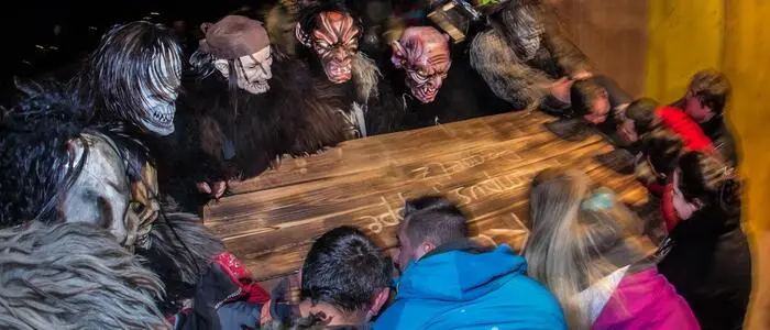 Mutige Zuschauer und Krampusse beim Tischziachn | Heuer gab es 83 Verletzte – davon 57 Zuschauer und 26 Krampusse