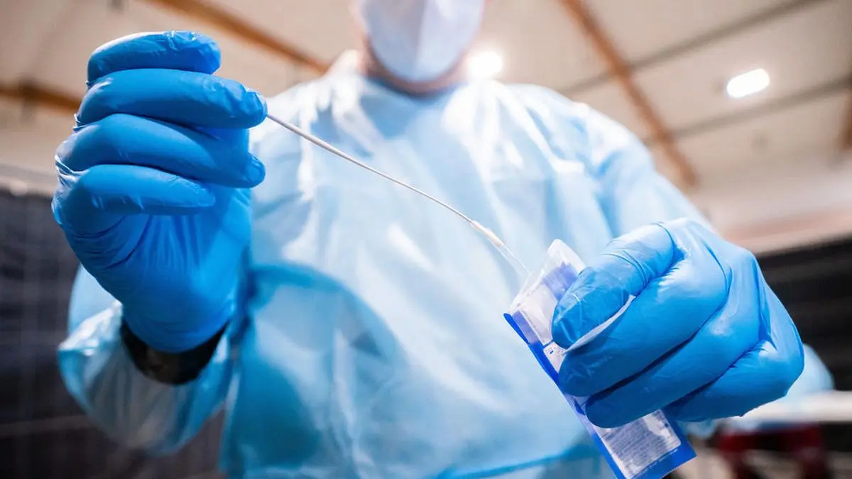 ABD0169_20201212 - ST. PÖLTEN - ÖSTERREICH: In Niederösterreich haben am Samstag, 12. Dezember 2020, die zweitägigen Corona-Massentests begonnen. Im Bild: Abnahme eines Covid-19-Antigentest bei einer Test-Station im VAZ in St. Pölten. - FOTO: APA/GEORG HOCHMUTH