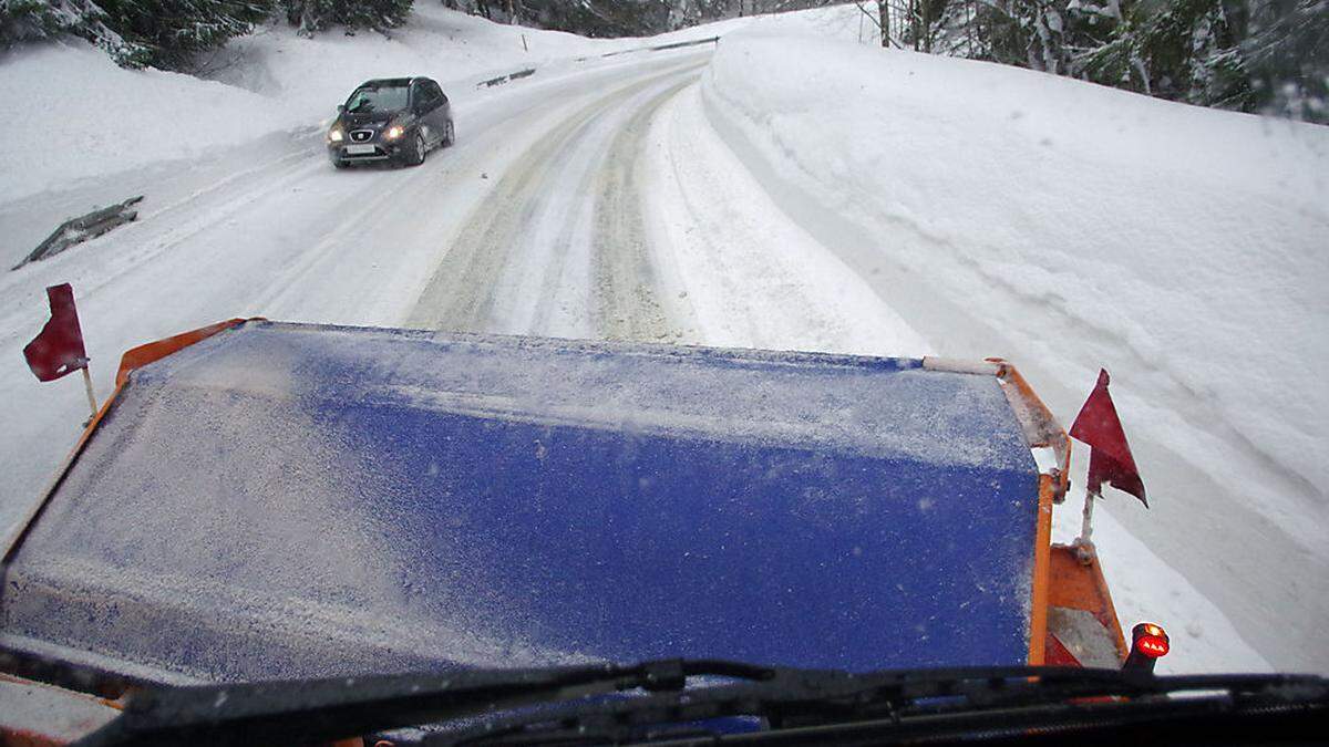 Ab einer gewissen Höhe der Schneewände (oben) bringt man den Schnee kaum mehr weg, dann tritt die Fräse in Aktion