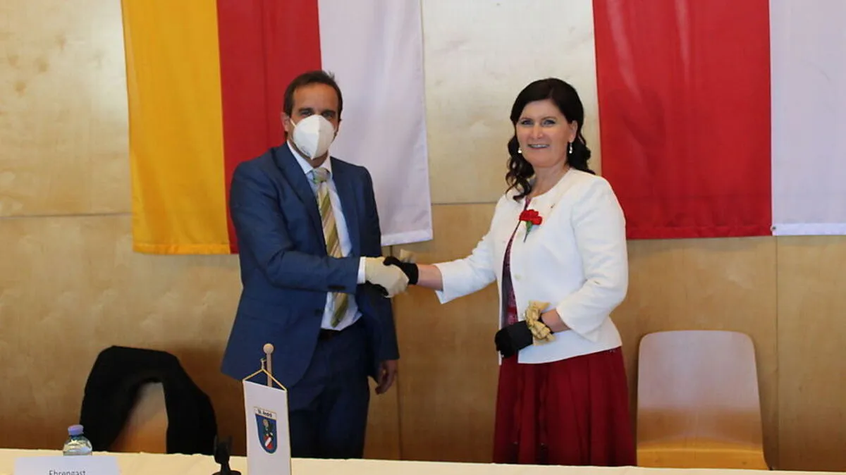 Bürgermeisterin Maria Knauder in Samthandschuhen bei der Angelobung durch Bezirkshauptmann Georg Fejan