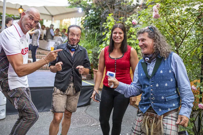 Thomas Rettl (rechts im Bild) mit Skifahrerin Nadine Fest, Buzgi und Udo Wenders, kontrollierte selbst die Temperatur seiner Gäste.