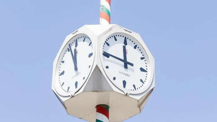 Eine Uhr, mehrere Uhrzeiten – die Uhr am Marktplatz soll nun doch repariert werden