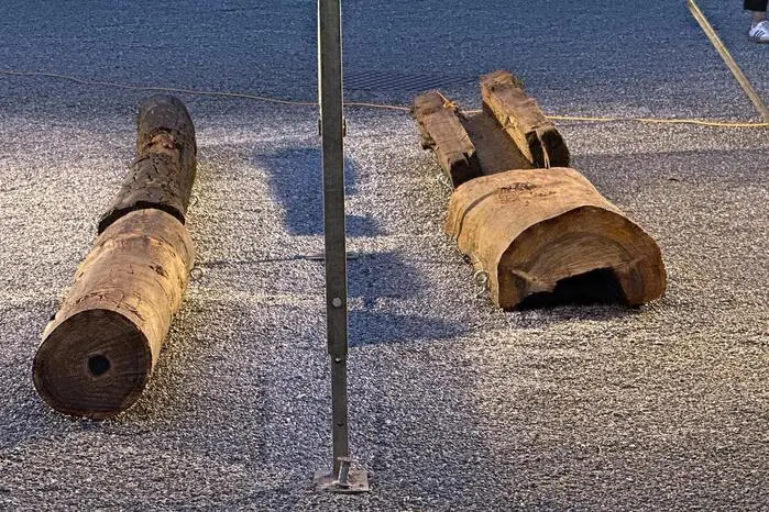 Historisch erhaltene Holzwasserrohre aus dem Jahr 1886 - eine Schenkung der
Marktgemeinde Neudau - bewunderten zahlreiche Ehrengäste, darunter
Kulturreferent Gregor Sommer, Museumskuratorin Gaby Jedliczka, LAbg.
Bürgermeister Wolfgang Dolesch aus Neudau und Gabriele Mackert, Leiterin des
Instituts für Kunst im öffentlichen Raum Steiermark.