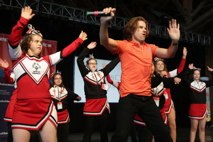 Louis van Amstel, Tanzbotschafter von Special Olympics, arbeitete mit den Cheerleadern.