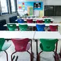 Leere Stühle und Tische sind in einem Klassenzimmer zu sehen. Rottweil Baden-Württemberg Deutschland *** Empty chairs and tables are seen in a classroom Rottweil Baden Württemberg Germany