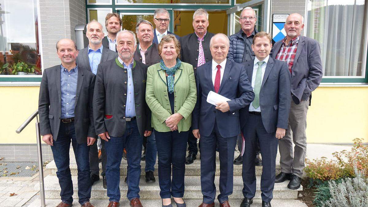 Johann Seitinger (2. von rechts vorne) und Michael Esterl (rechts vorne) mit Bürgermeistern aus den Bezirken Murtal und Murau sowie Vertretern der Wildbachverbauung 