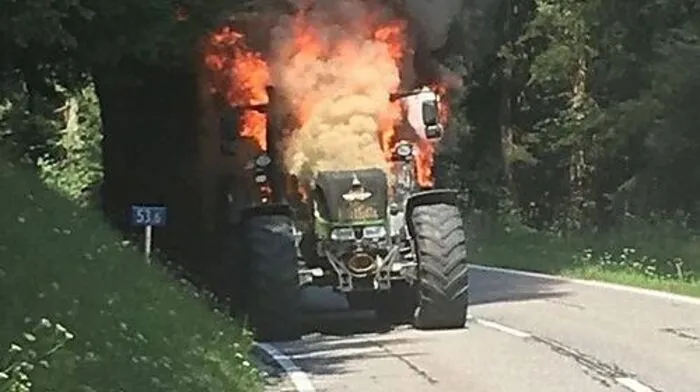 Ein Traktor steht auf der B 70 in Vollbrand