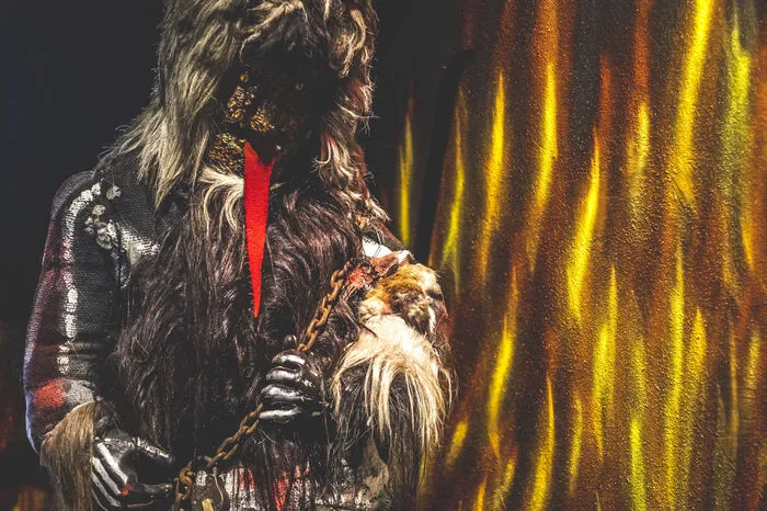 Stilecht wohnt der Krampus natürlich im Krampushaus. Während die Coronapandemie ...