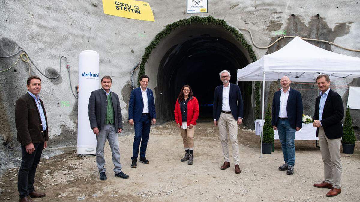 Tunnelpatin Sara Schaar und  Verbund-Vorstandsvorsitzender Michael Strugl (Mitte) mit Vorstandskollegen bzw. Eröffnungsgästen vor dem &quot;Sara&quot;-Stollen.