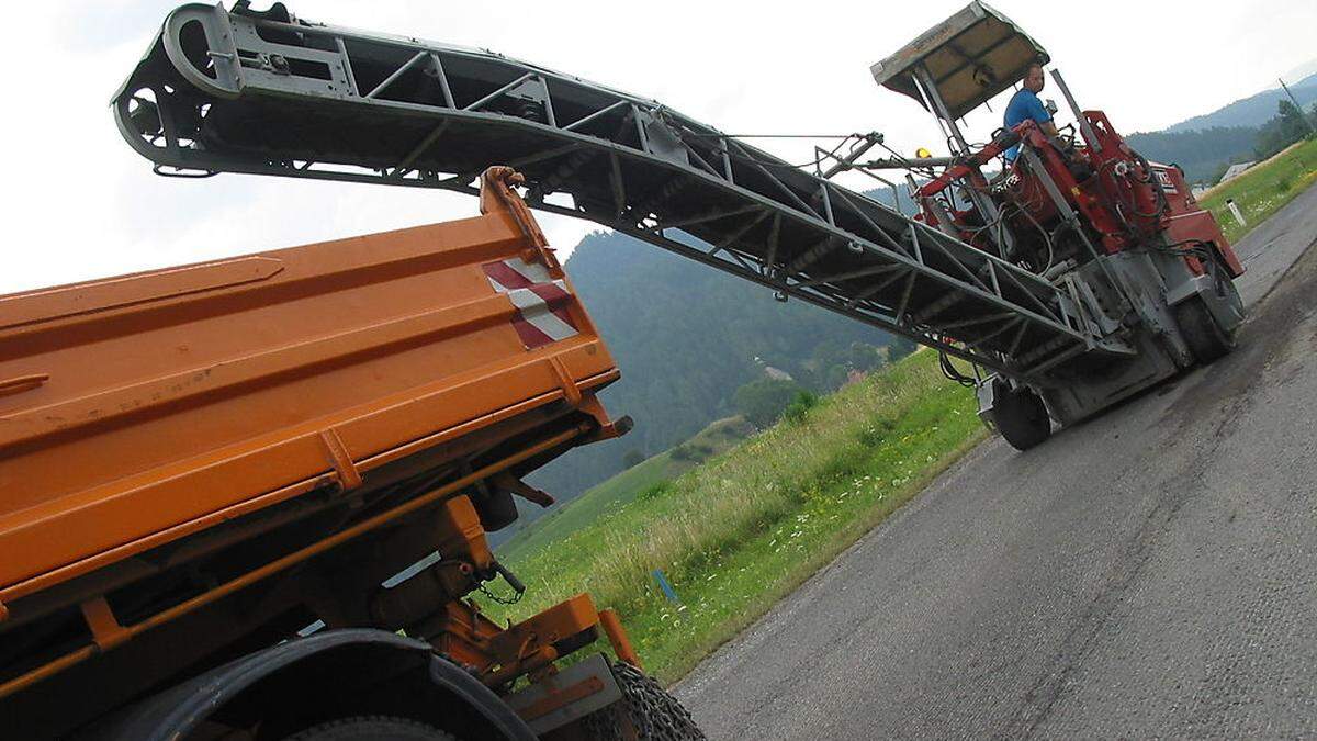 Um 4,1 Millionen Euro werden heuer im Bezirk Leoben Straßen saniert. Die B115, die Eisen Straße in Eisenerz und Vordernberg ist aber wieder nicht dabei