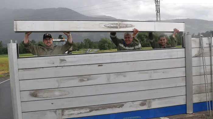 Michael Pichelkastner, Kommandant Fritz Paulitsch und Mario Kohlmaier machten sich mit den mobilen Dammbalken aus Aluminium vertraut.