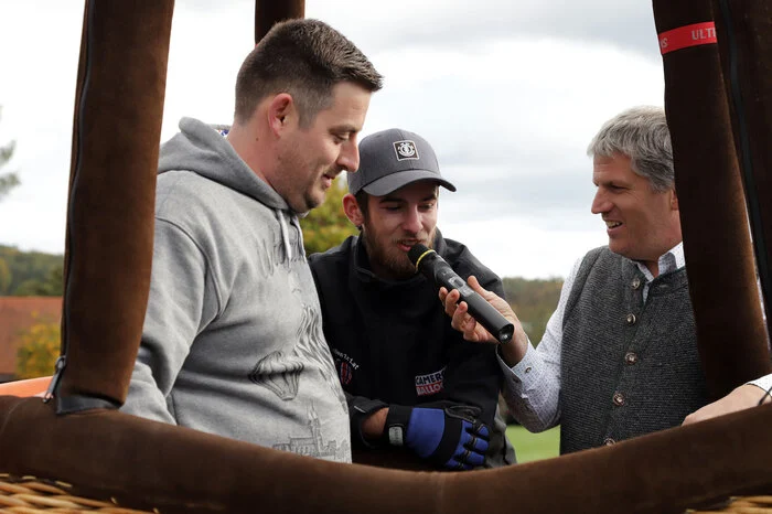 Als Moderator des Starplatzfestes stellte Wolfgang Mitterbäck den jüngsten Piloten des Aeronautic Styria Puch Ballonclubs, Dominik Pagger, den zahlreichen Besuchern des Festes vor.