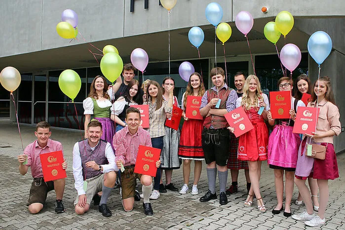 Ausgezeichneter Erfolg. Jana EggerGuter Erfolg. Nadine Baumgartner und Anja Trattnig Bestanden. Oliver Burger, Marina Hainig, Lukas Huber, Lisa Köck, Nadine Nocker, Felix Pichler, Barbara-Marie Pototschnig, Wolfram Vierbach, Christopher Wachernig, Sophia Wildhaber, Marika Zedroßer und Selina Zupancic
