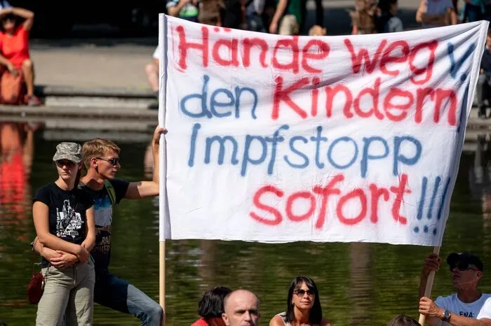 Transparente, T-Shirts und Aufkleber mit Slogans wie "Impfen? Sicher nicht!", "Leider nur gesund", "Hände weg von unseren Kindern!" oder "Schluss mit Test- und Impfzwang" waren zu sehen.