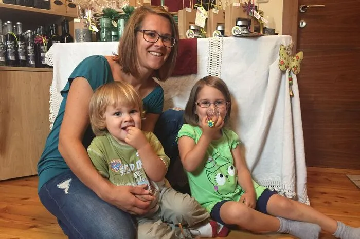 Angelika Köck mit Gabriel und Florentina. Beide Kinder naschen gerne die getrockneten (bevorzugt mit Schoko überzogenen) Beeren und trinken gerne den Saft.