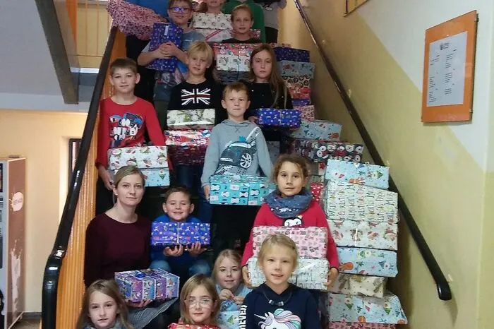 „Die Schüler haben mit der Unterstützung der Lehrer und Eltern Spielsachen in Schuhkartons weihnachtlich verpackt“, erzählt Michael Rössl.